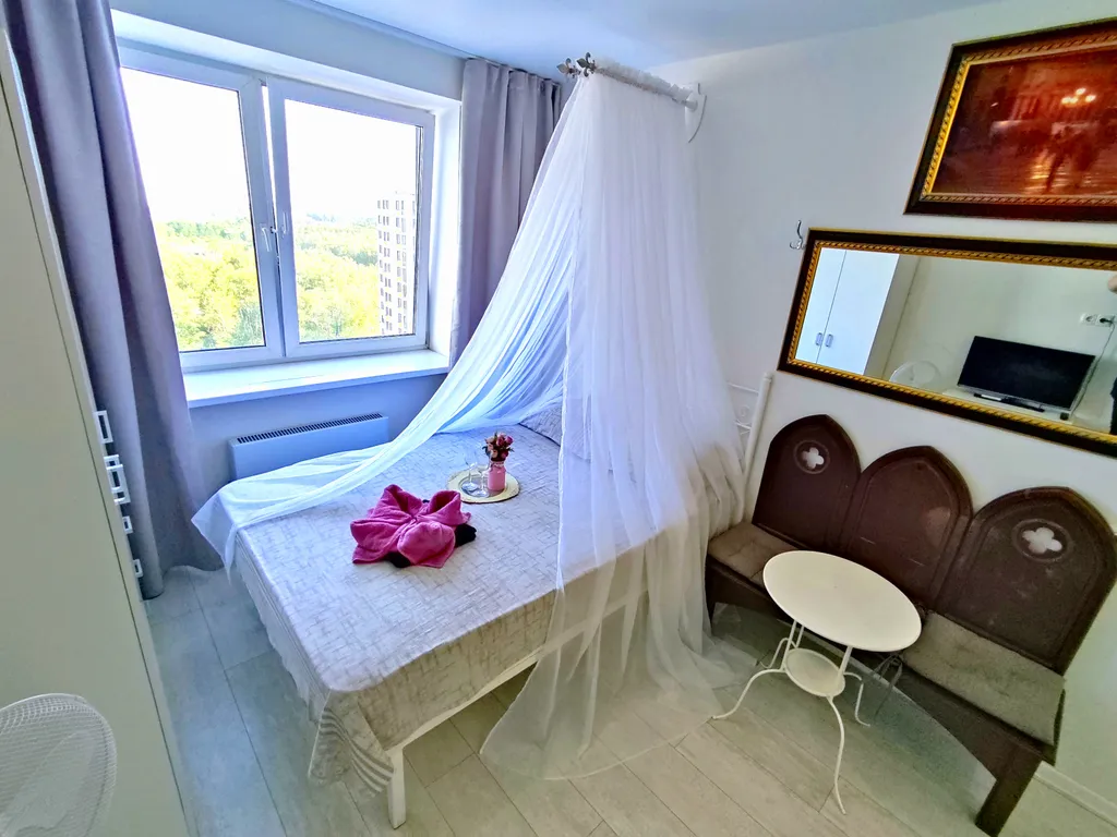 Квартира с балдахином натуральная мебель готика