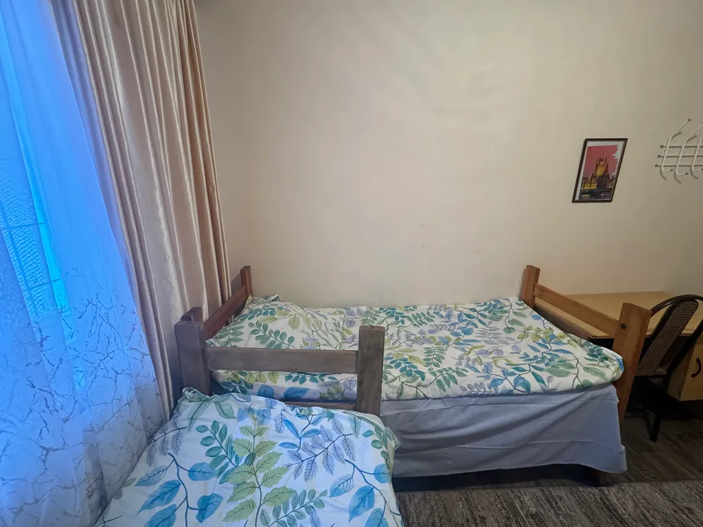 Трехместная комната с видом на горы