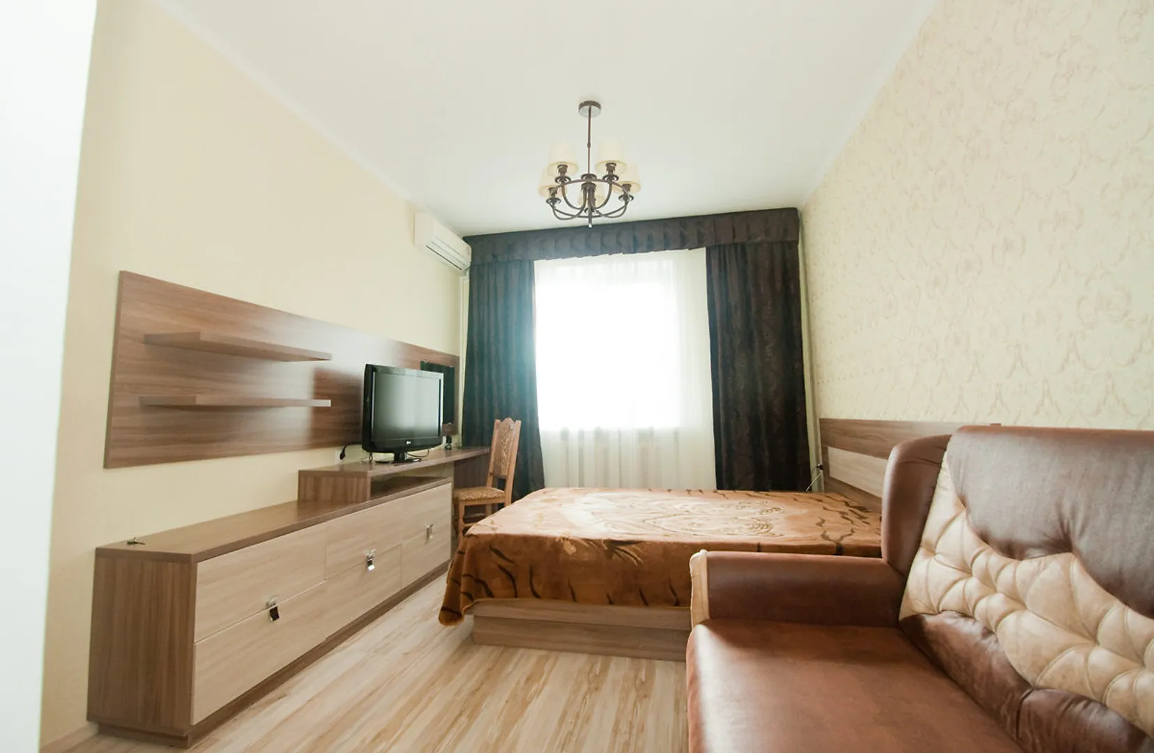 Спальня: комната 15 м2.  Имеет двухспальную кровать и двухспальный диван.