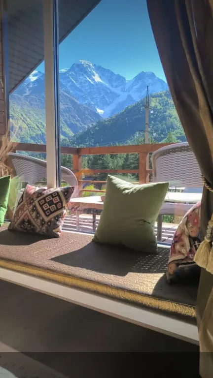 Уютная студия люкс с панорамными окнами с видом на горы