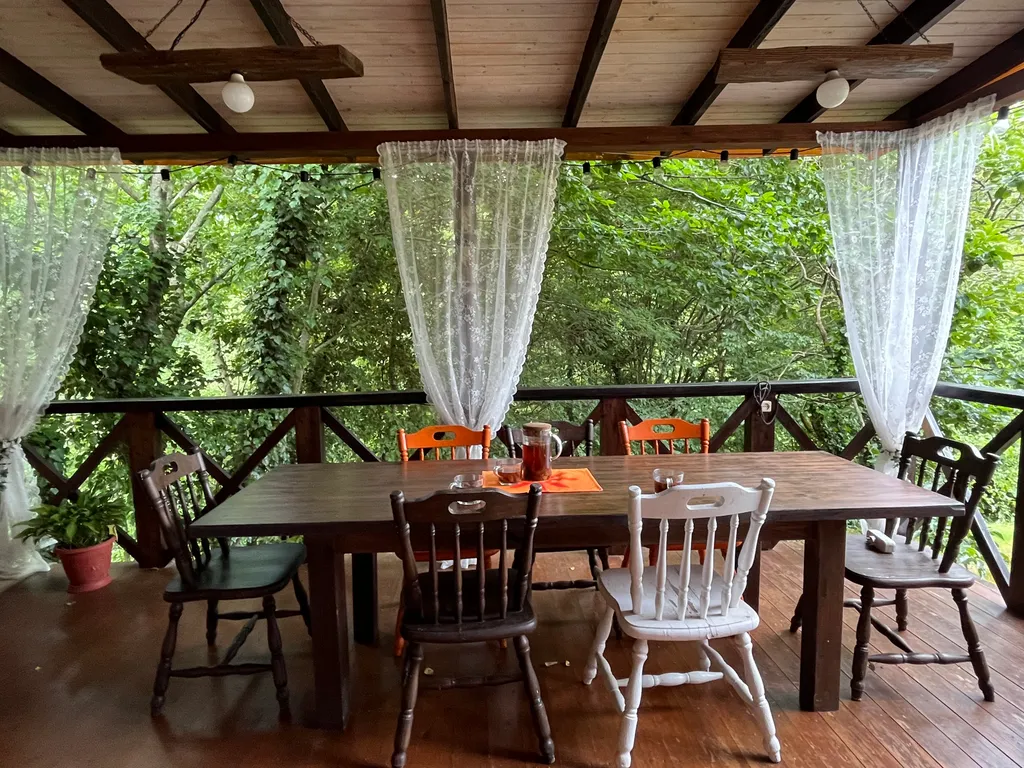 Дом в горах с видом на реку