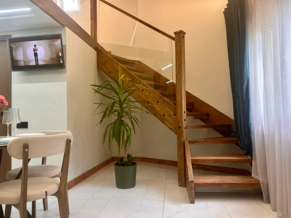 Двухуровневую квартира с авторским ремонтом в самом центре курорта