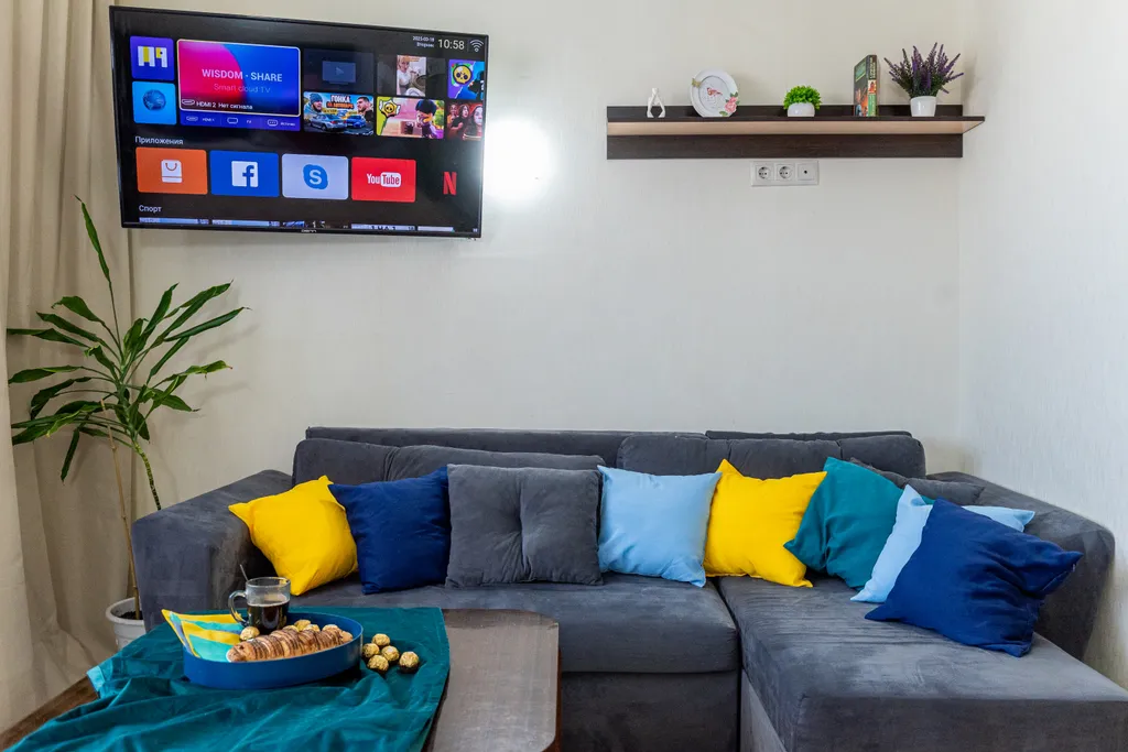 Светлая студия с видом на тихий зелёный двор