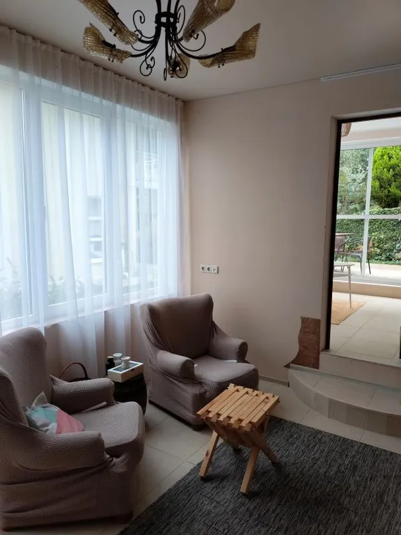 Уютный дом для большой семьи или компании в окружение сада