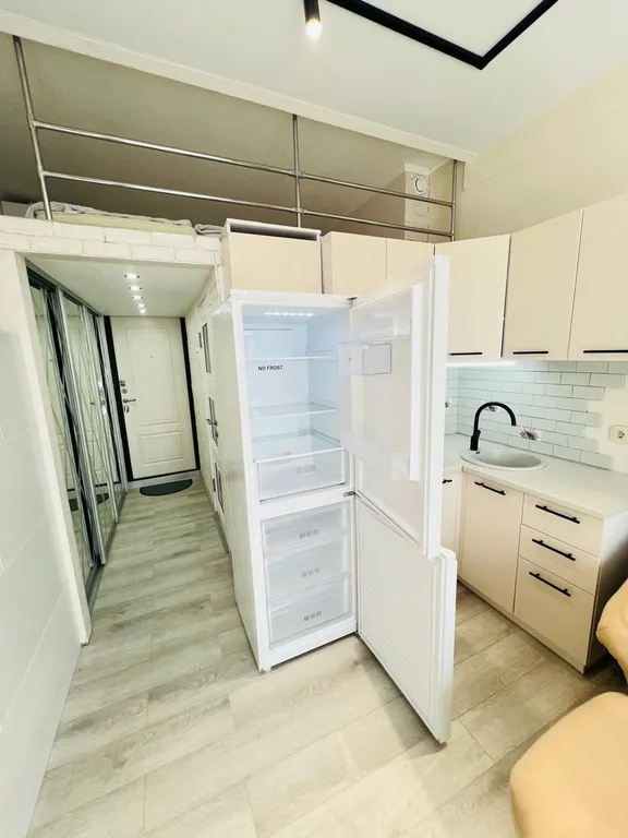 Двухуровневая студия с балконом и видом на бассейн