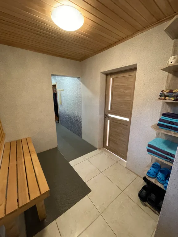 Домик на берегу озера