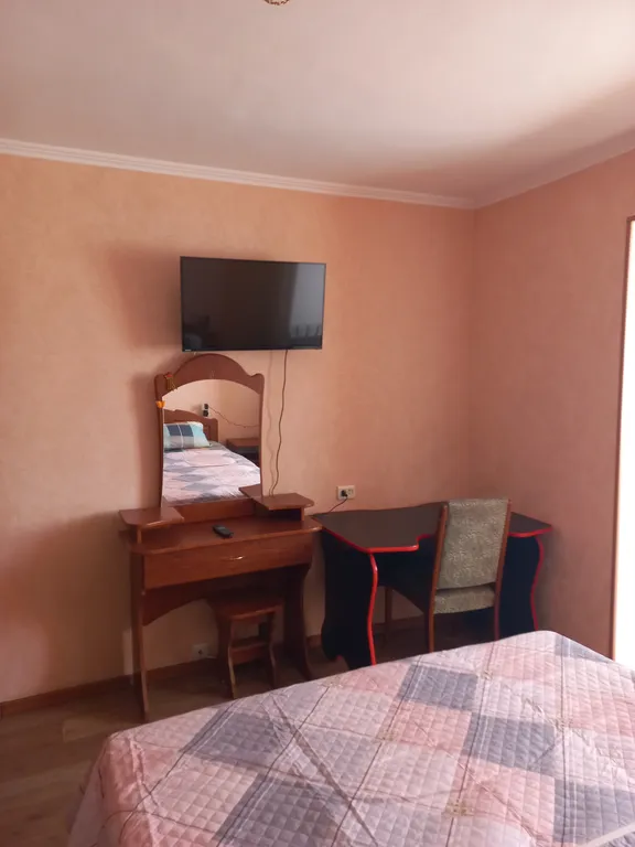 С панорамным видом на море и гору медведь (аю-даг)