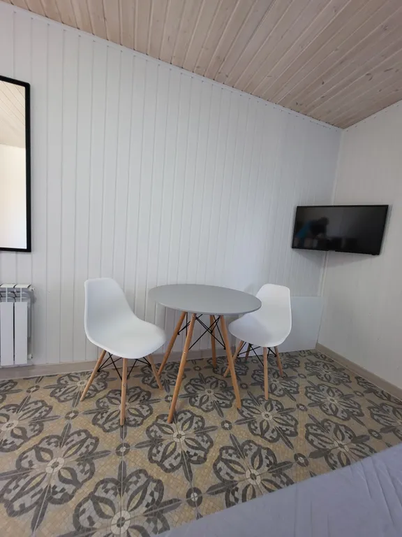 Уютный домик для двоих у озера