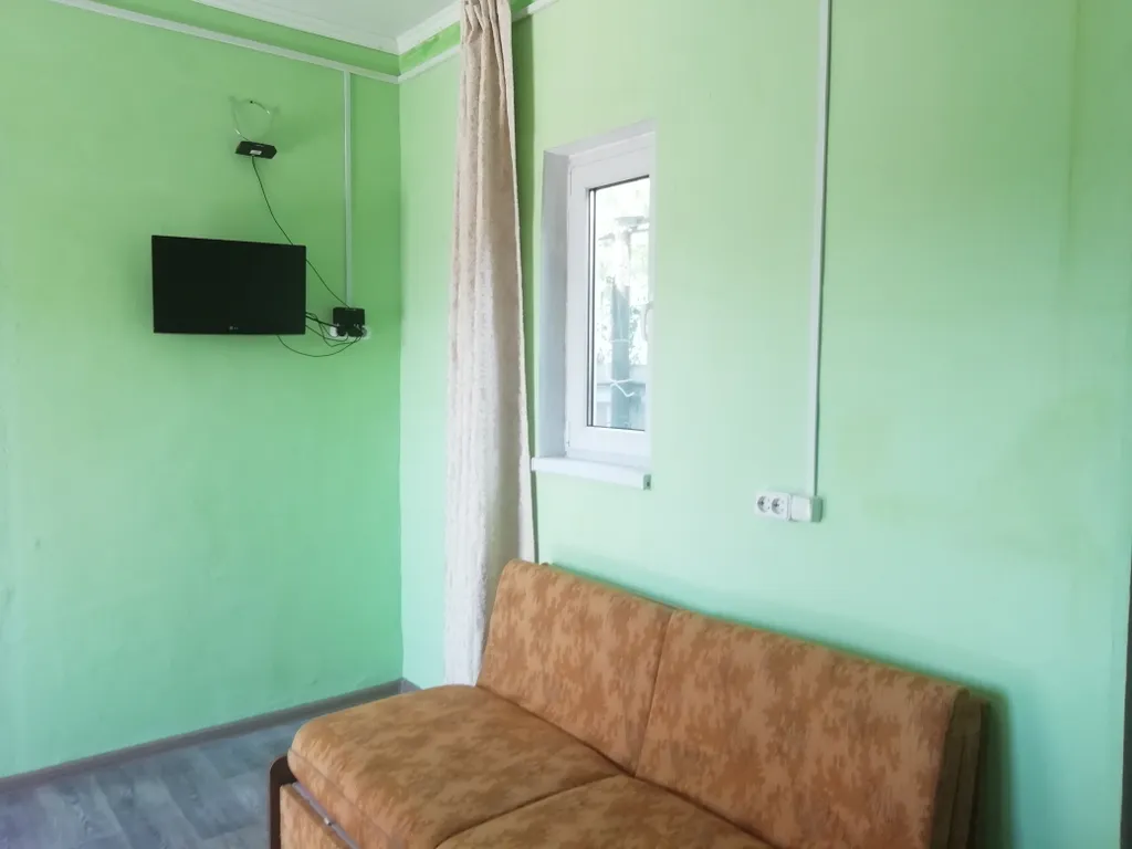 Домик с двумя спальнями и террасой с садовой мебелью