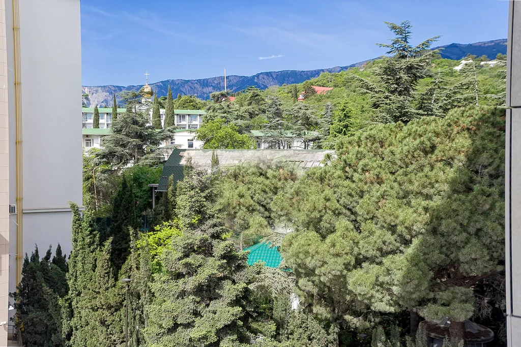 Золотой Ананас с видом на море