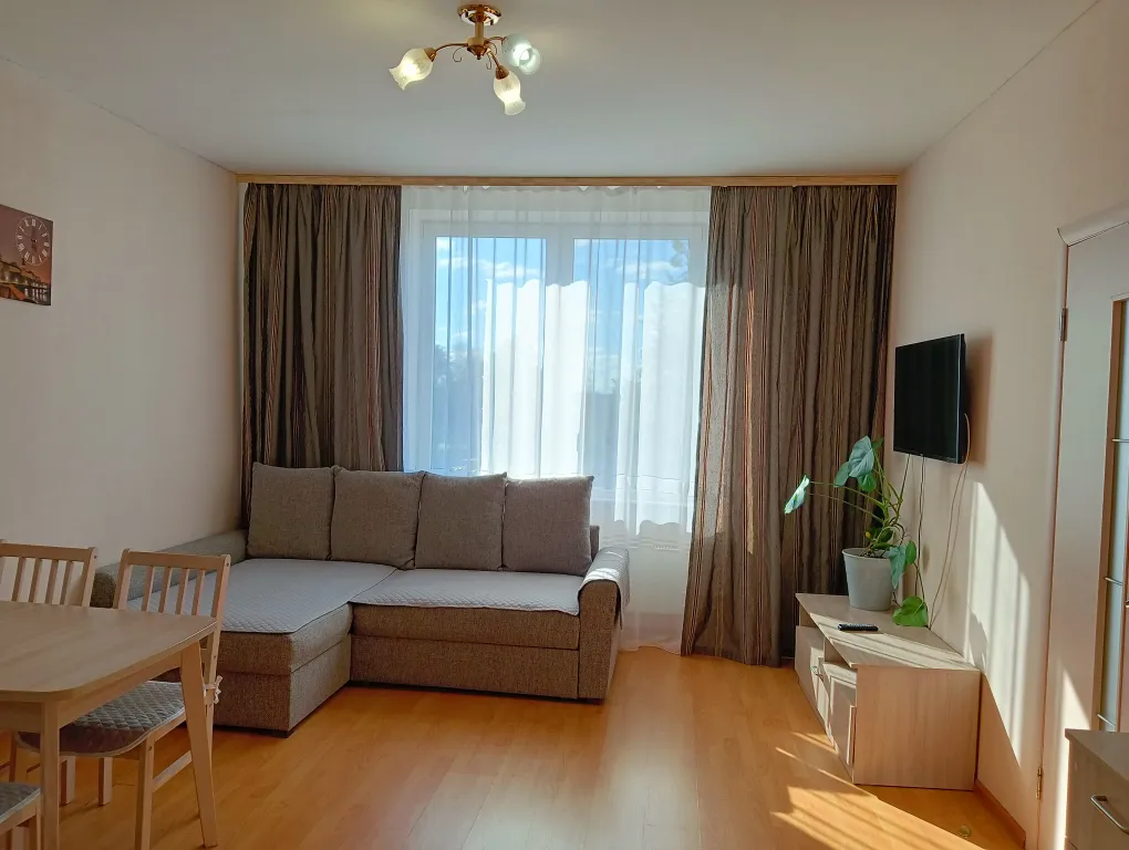 Квартира с видом из окна на покровскую башню и реку великую