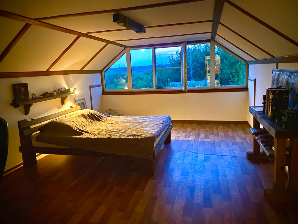 Дом и баня на берегу реки