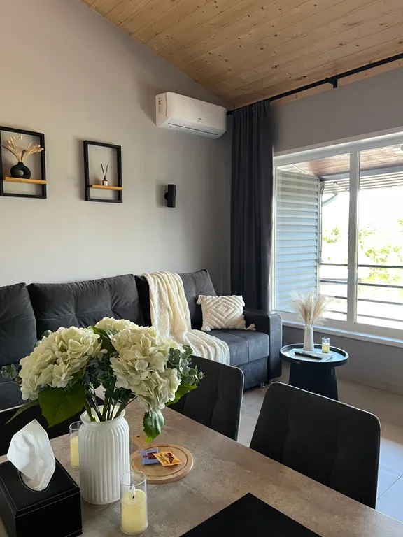 Теплый домик на берегу озера с баней и чаном