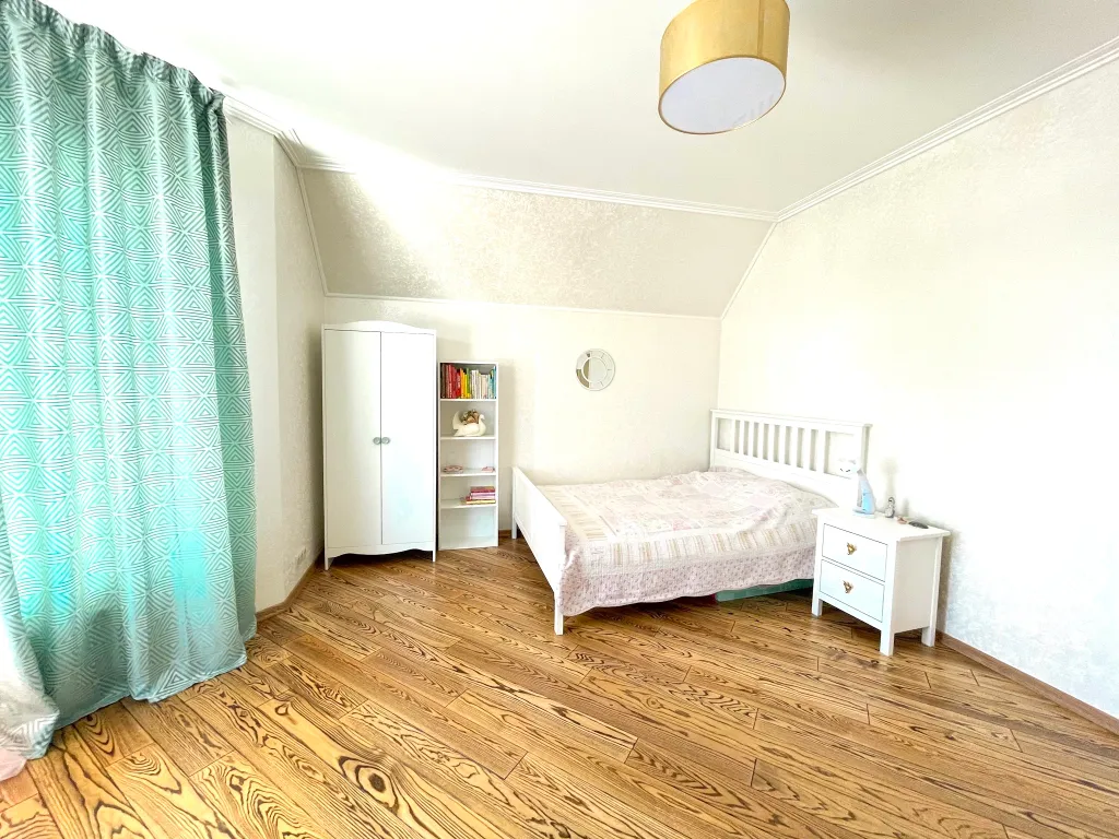 Атмосферный дом с баней, возле леса