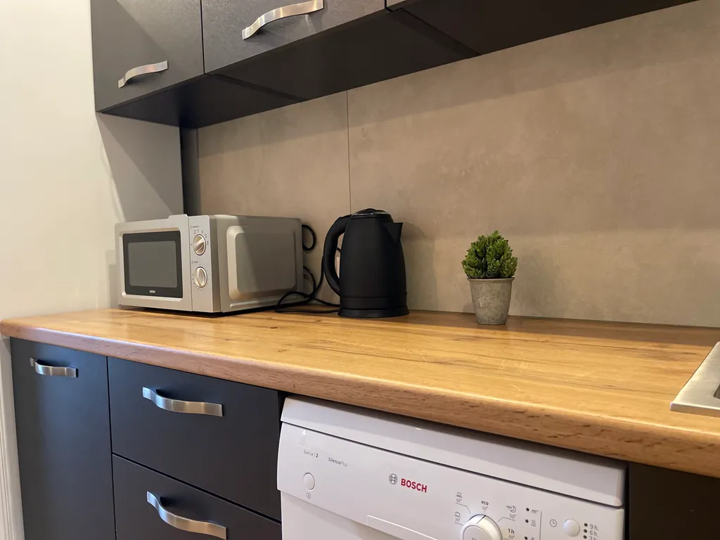 Новая квартира с кроватью возле панорамного окна, высокий этаж