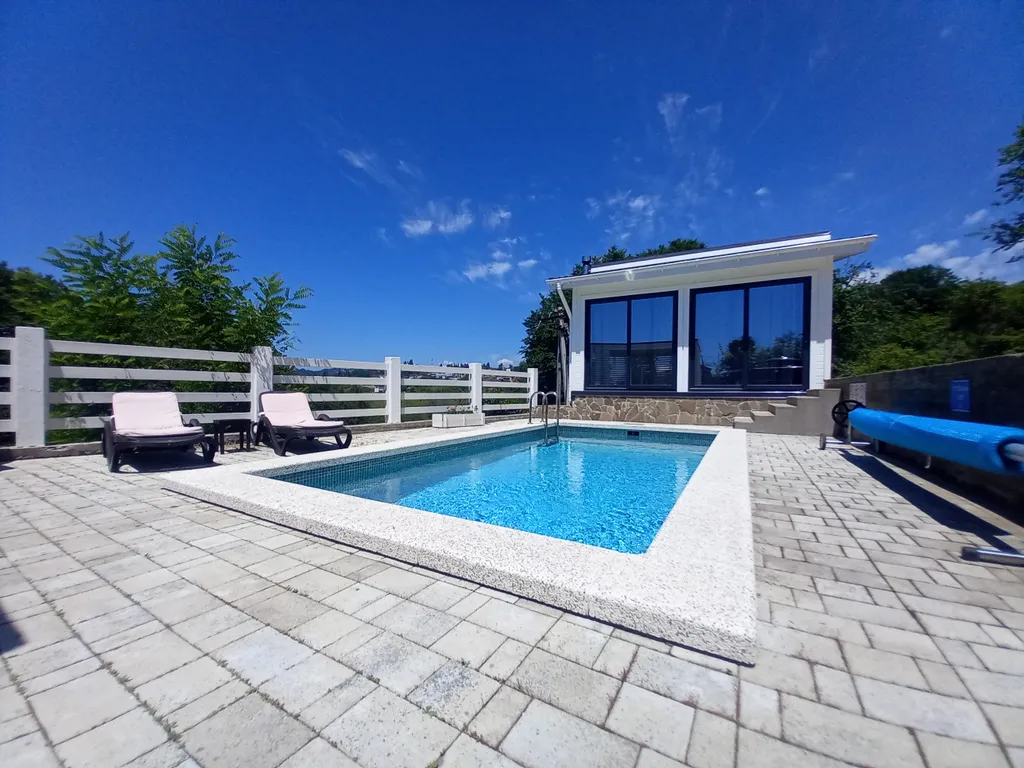 Дом с бассейном и баней