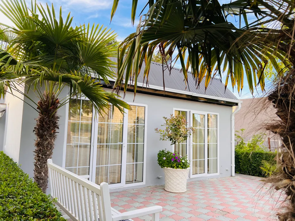 Домик с красивым двором