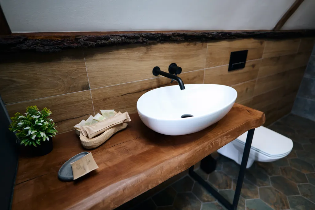 Место силы в лесу на берегу реки