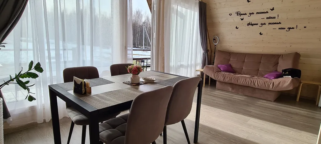 Красивый дом с видом на лес