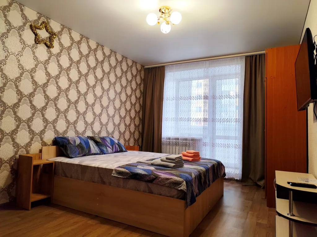 Однокомнатная просторная квартира — аренда посуточно в Саратов