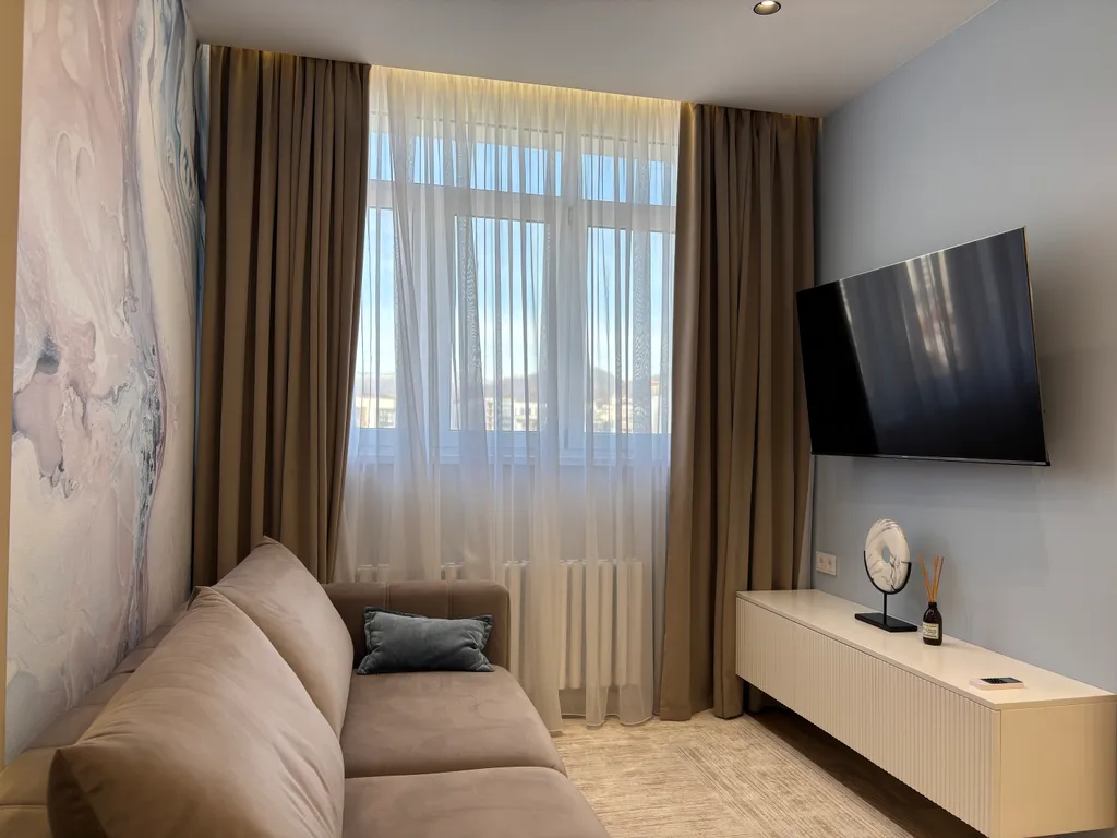 Видовая двухкомнатная с балконом на первой линии у моря