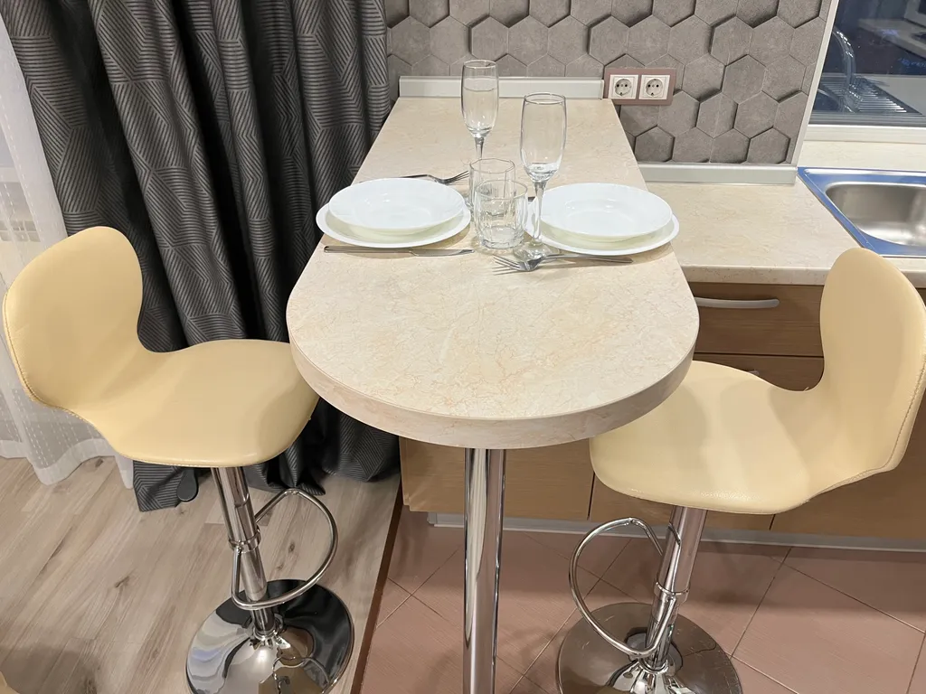 Дизайнерская студия с большим телевизором со смарт-тв