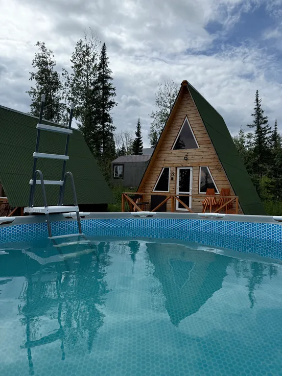 А-frame в окружении леса и гор