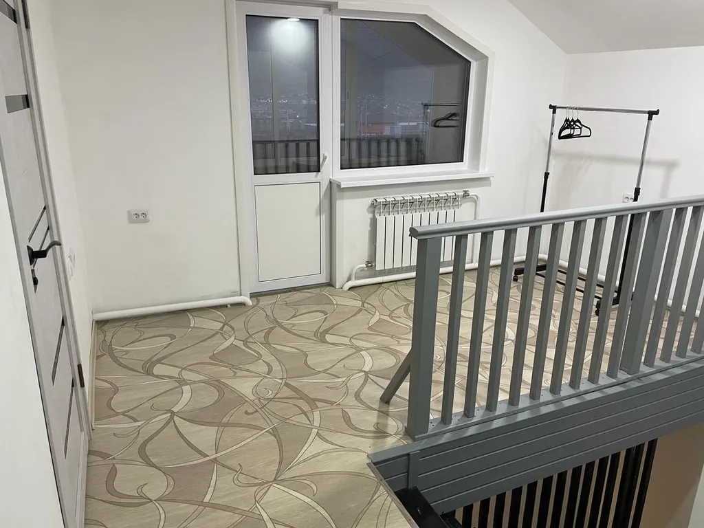 Благоустроенный просторный коттедж с видом на горы для большой компани