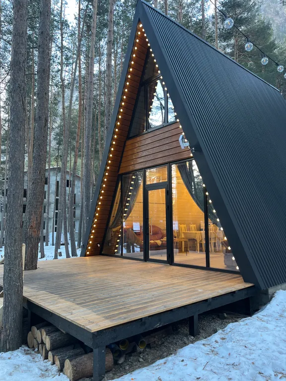 Уютный дом а-фрейм в сосновом лесу