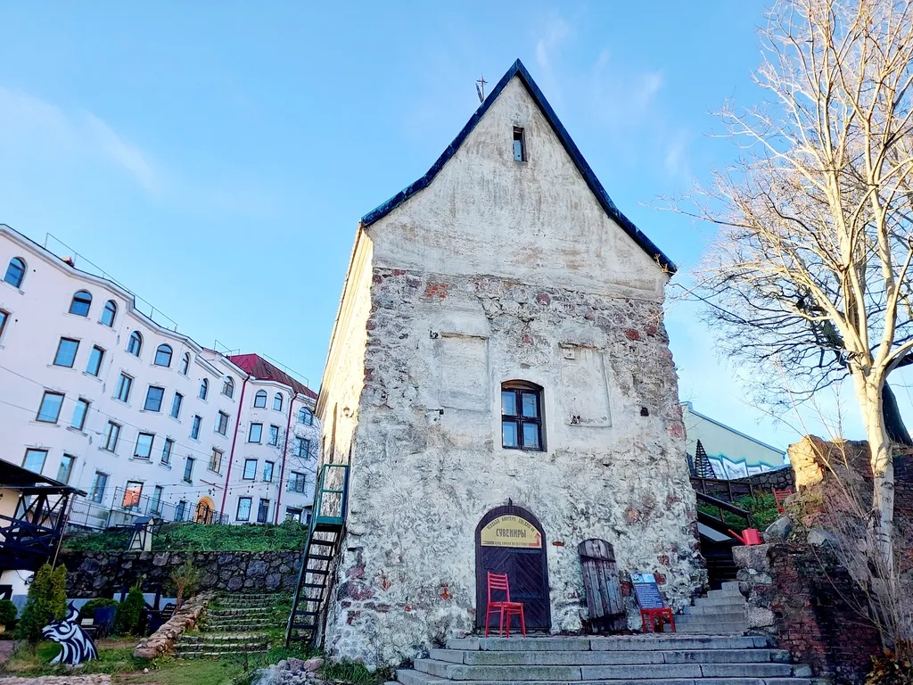 Дом на Скале возле Усадьбы Бюргера