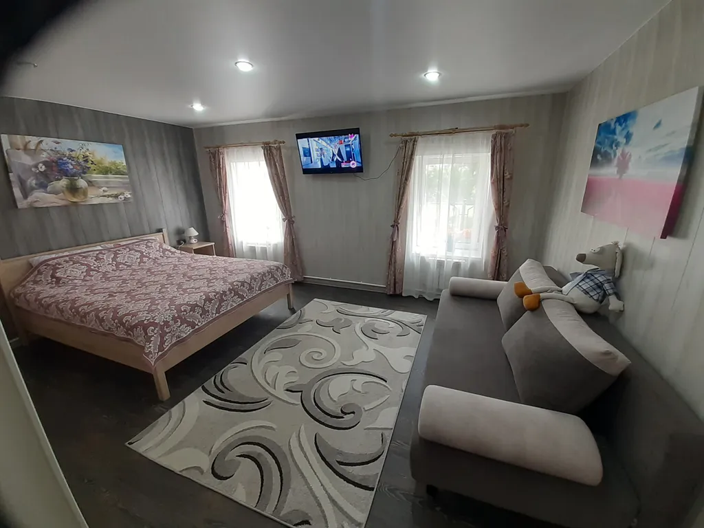 Уютный домик в деревне с верандой