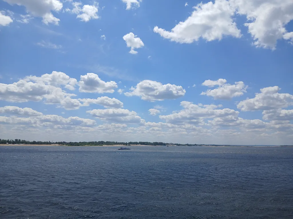 Жизнь с видом реку: огромная лоджия с панорамным остеклением в пол!