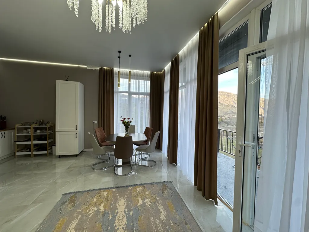 Второй этаж панорамного дома среди вершин