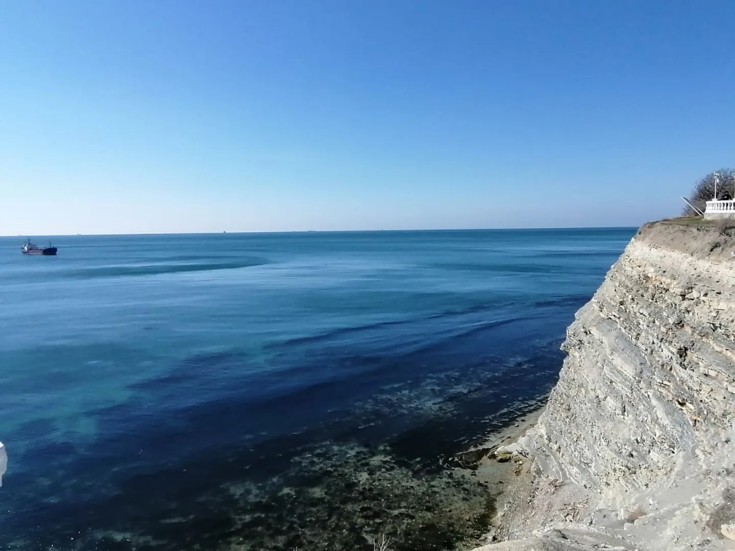 Вид на море с набережной "круча" В пешей доступности. Дл я великолепной вечерней ( и не только) прогулки.