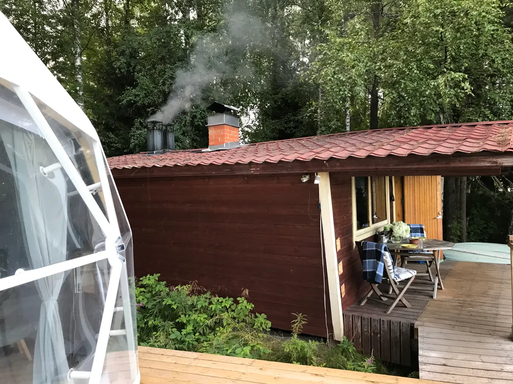 Чудесное место у озера с камином и русской баней