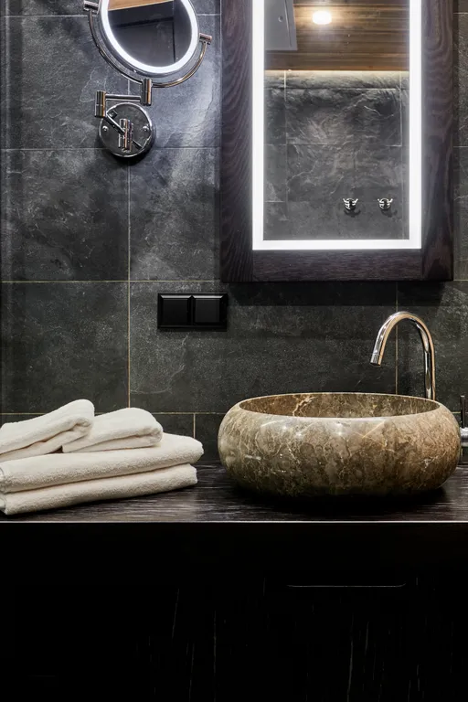 Стандартный номер с кроватью размера king-size и видом на озеро