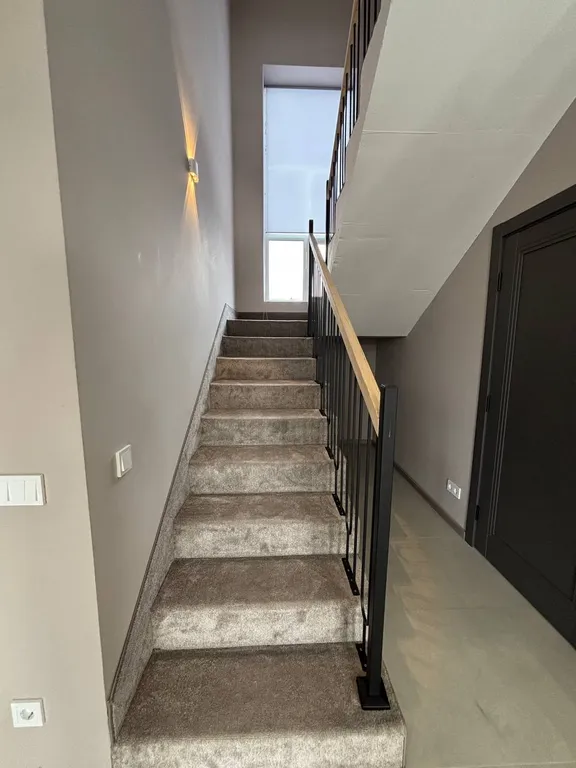 Просторный дом с собственной территорией и настоящим камином