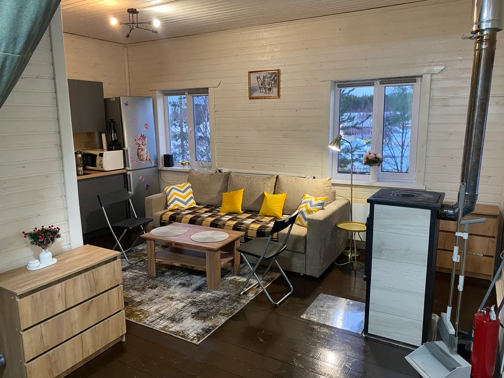 Уютный дом у леса и озера