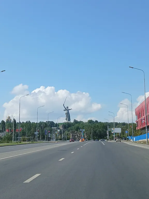 Жизнь с видом реку: огромная лоджия с панорамным остеклением в пол!