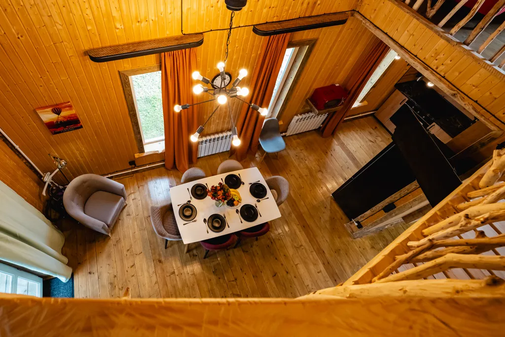 Дом с деревом