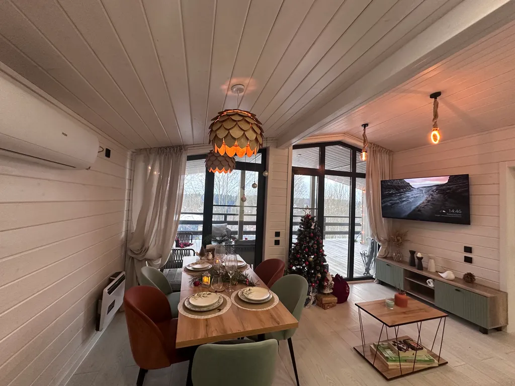 Дом в облаках у леса