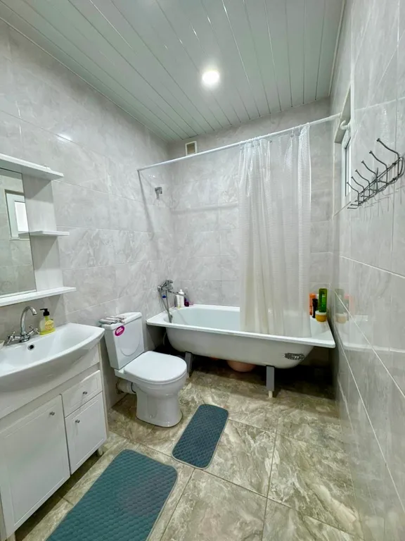 Дом с двором и беседкой в 7 минутах езды от пляжа