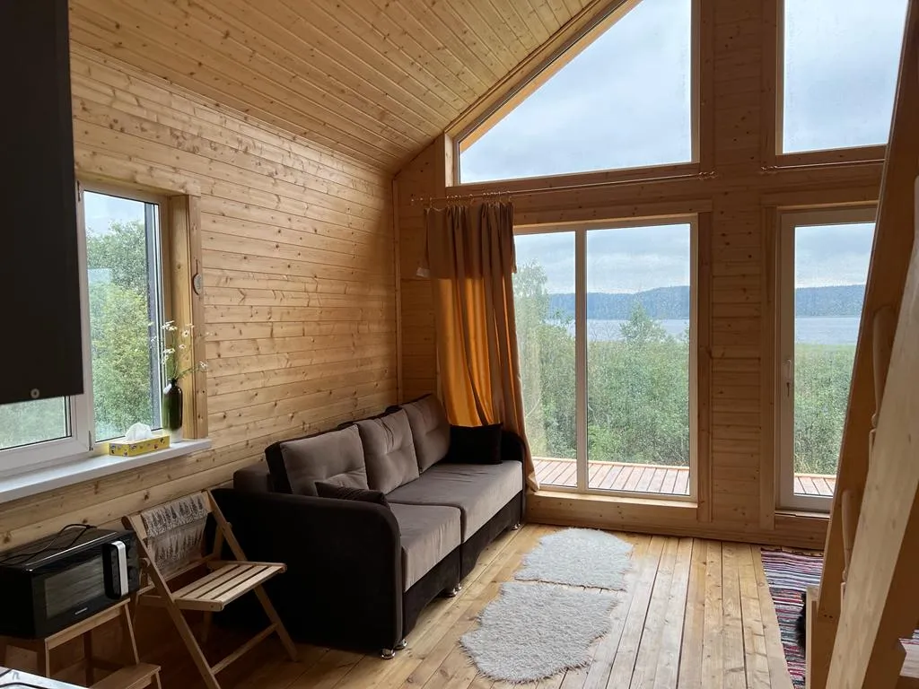 Домик с видом на озеро