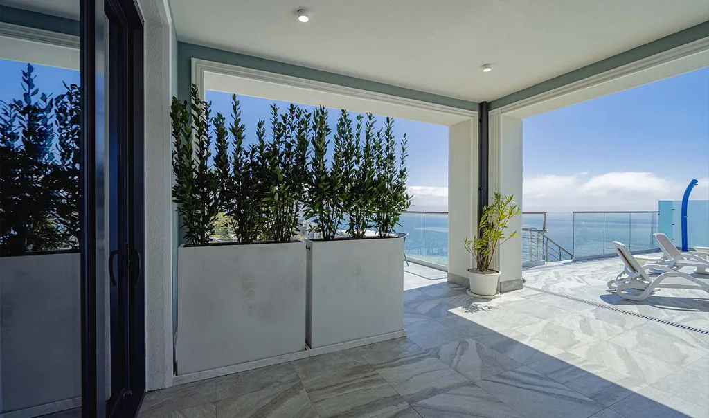 Делюкс с выходом к бассейну и террасой