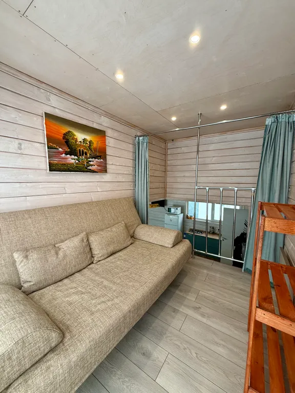 Уютный коттедж с панорамными окнами на берегу озера