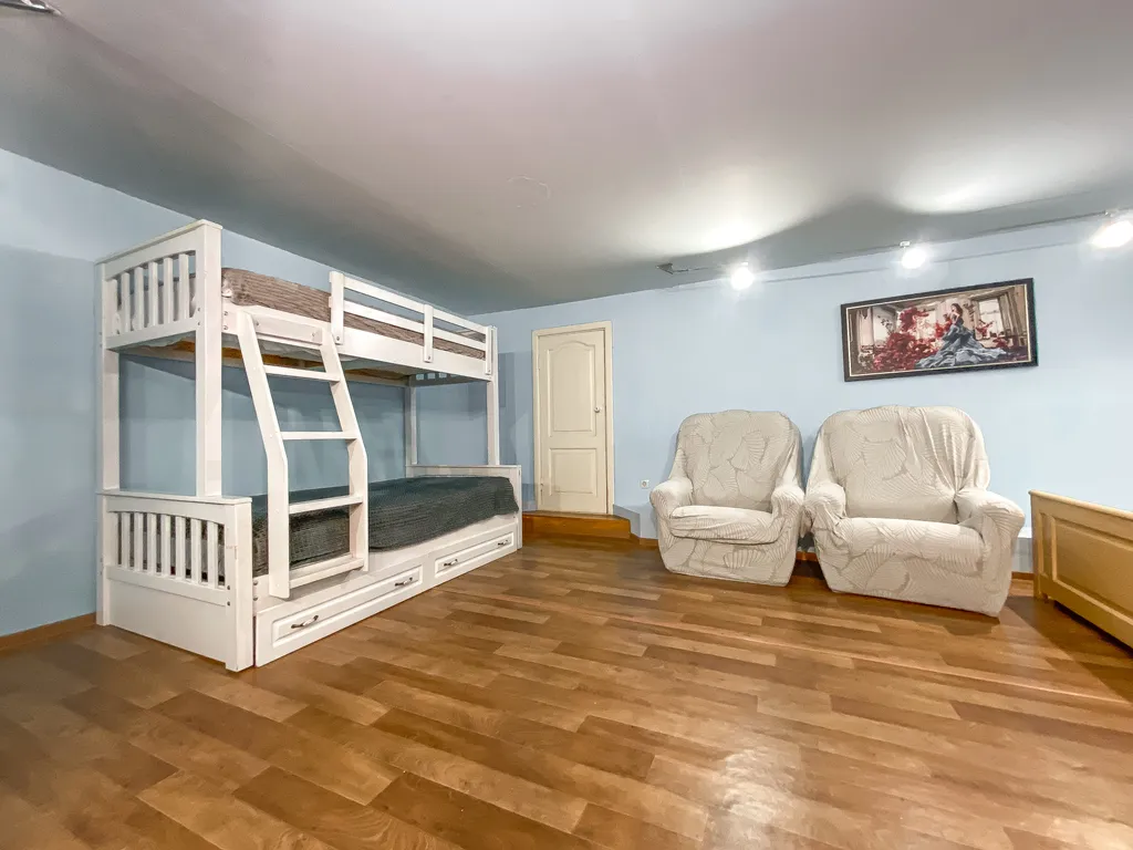 Двухуровневая квартира для большой компании