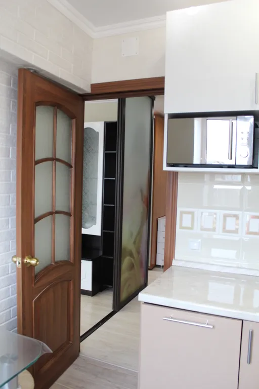 Уютная двухкомнатная квартира в спокойном районе, с кроватью и диваном