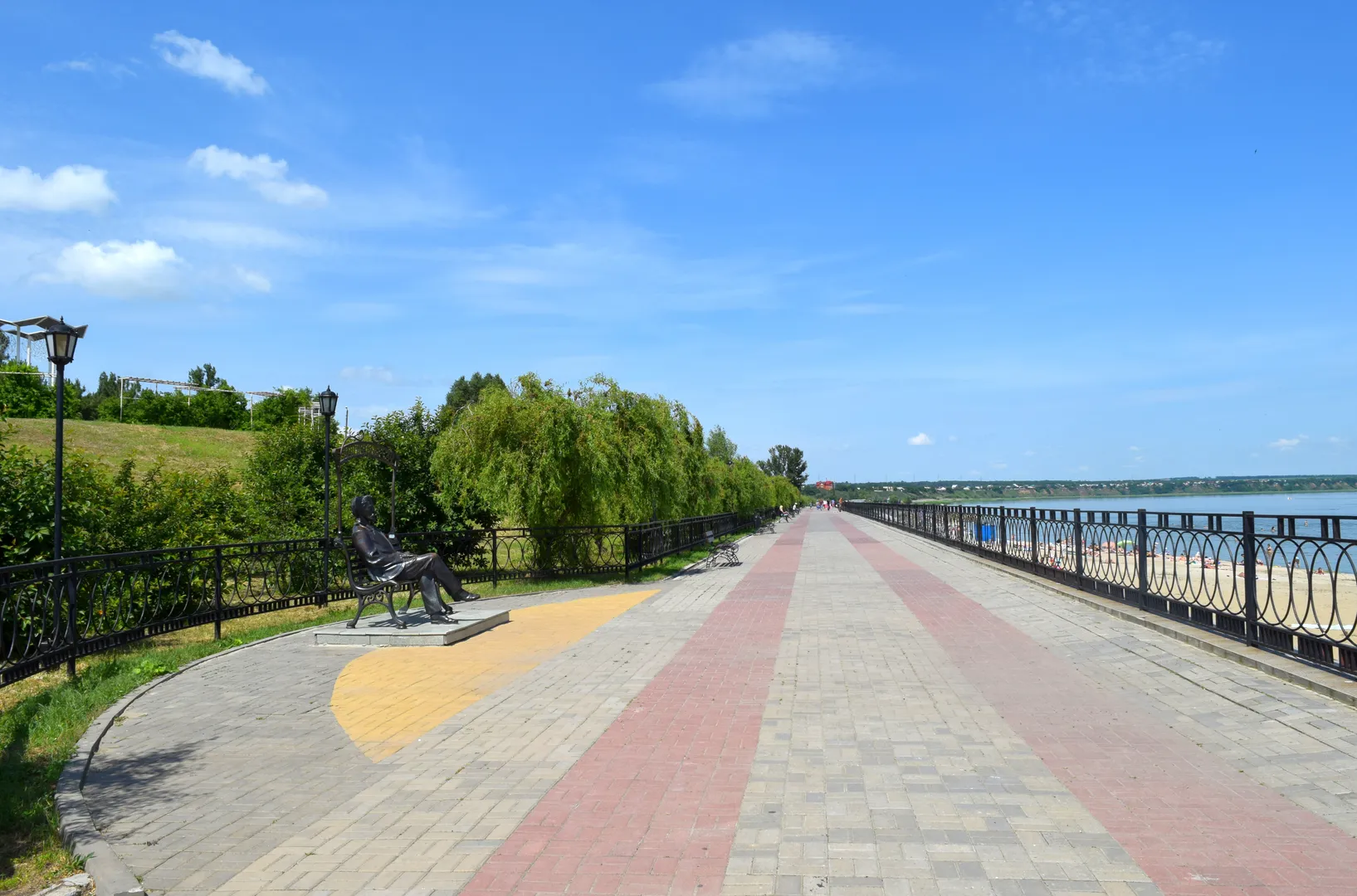 Чеховская набережная в пешей доступности.