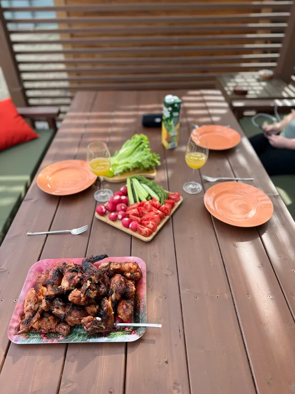 Деревянный дом шале на берегу озера и выходом на реку Кубань