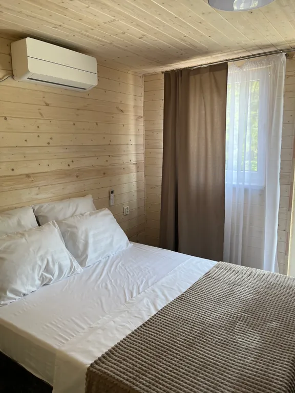 Деревянный домик в эко-комплексе с бассейном